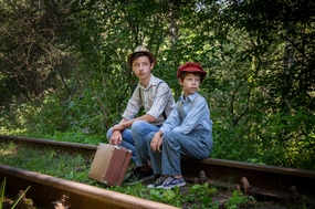 欧美旅行风少年兄弟写真图片